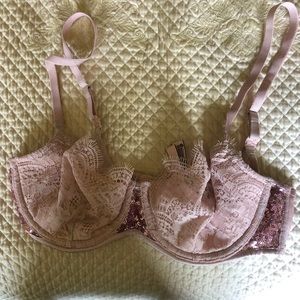 32D Victorias Secret lacy pink bra w/sequins. Dream Angels push up w/o padding.